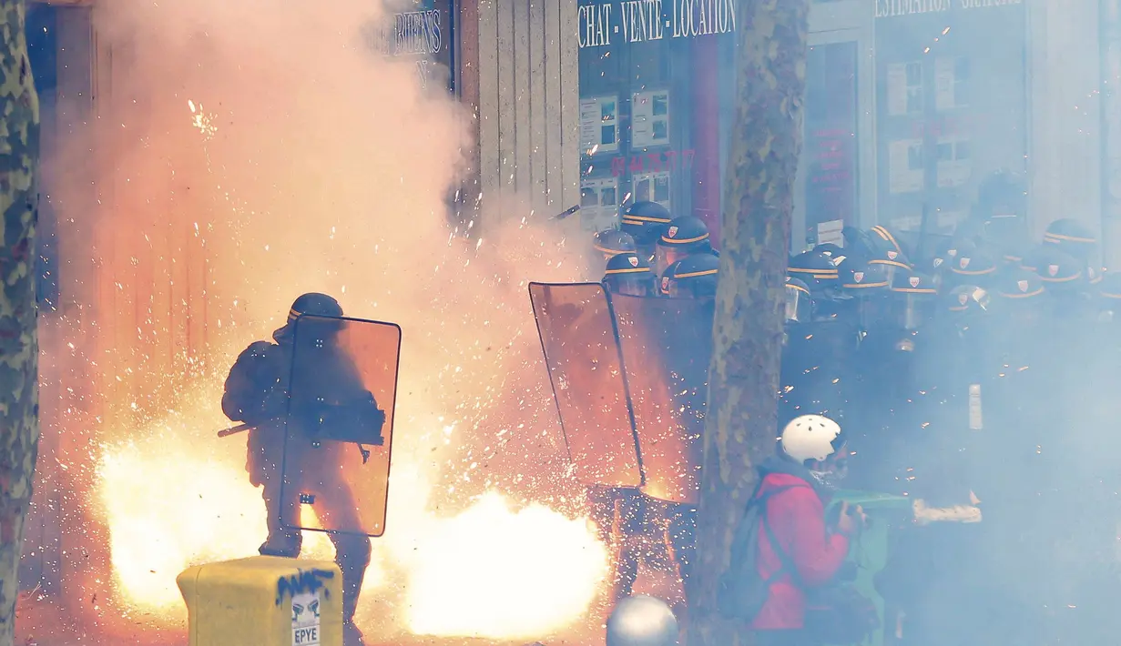 Polisi anti hura hara menghadapi demonstran dalam bentrokan di pusat kota Paris, Prancis, Kamis (28/4). Bentrokan antara polisi dan massa yang menolak reformasi undang-undang buruh tidak dapat terhindarkan. (REUTERS/Charles Platiau)  