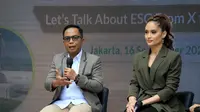 Direktur Kepatuhan BRI Ahmad Solichin Lutfiyanto bersama Selebriti Cinta Laura Kiehl.