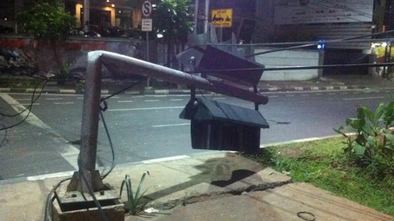 Tiang Lampu Merah Patah di Pasaraya Blok M, Lalin Macet Parah