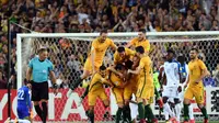 Luapan kegembiraan para pemain Australia usai Mile Jedinak (tengah) usai menjebol jala Honduras, pada Leg 2 Babak Play-off Kualifikasi Piala Dunia 2018, di Anz Stadium, Sydney, Rabu (15/11/2017) petang WIB.  (AFP/William West)