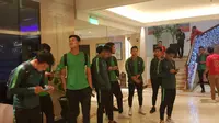 Para pemain Timnas Indonesia U-22 bersiap menuju ke Stadion Rizal Memorial untuk menghadapi Vietnam, pada laga final SEA Games 2019, Selasa (10/12/2019). (Bola.com/Zulfirdaus Harahap)