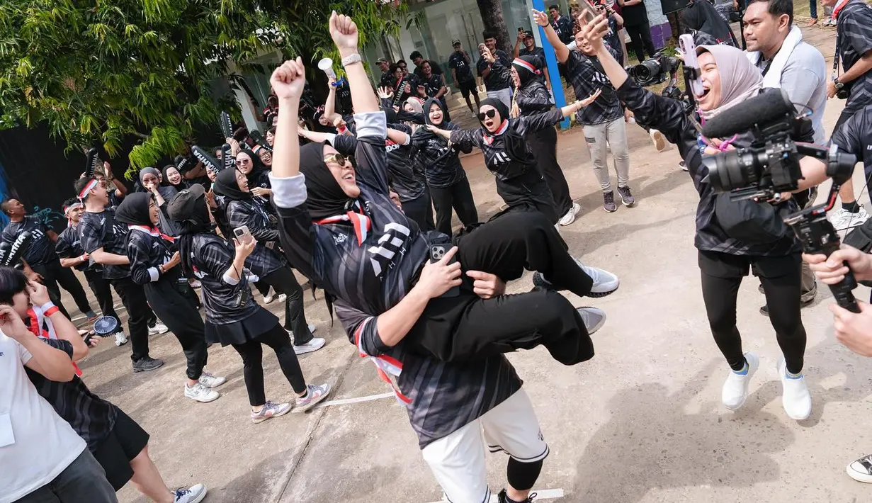 Tampaknya pasangan suami istri ini meraih kemangan. Atta begitu senang hingga dia menggendong istrinya untuk selebrasi. (Foto: Instagram/ raffinagita1717)