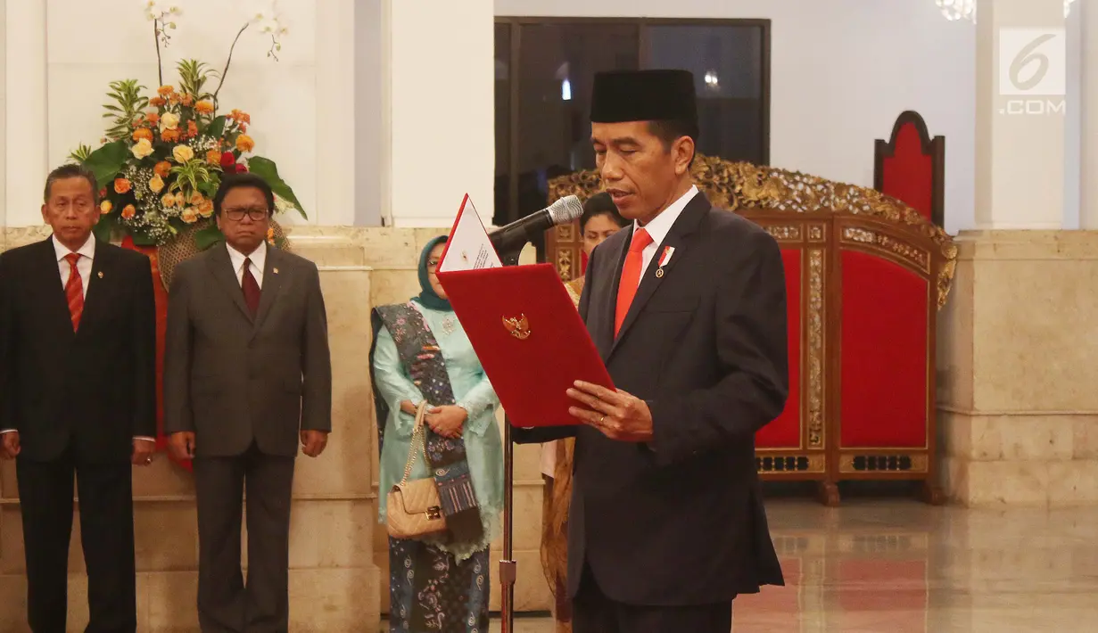 Presiden Joko Widodo membacakan sumpah para duta besar yang dilantik di Istana Negara, Jakarta, Kamis (18/5). Para duta besar ini dilantik berdasarkan Keputusan Presiden Nomor 57 P Tahun 2017 tentang. (Liputan6.com/Angga Yuniar)