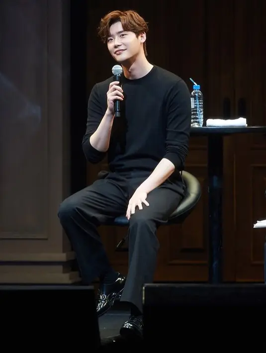 Agensi dari Lee Jong Suk, YG Enterainment pun menanggapi kabar tersebut. Mereka mengaku jika aktor berwajah tampan itu sedang mempertimbangkan tawaran tersebut. (Foto: instagram.com/jongsuk0206)