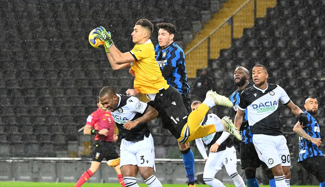 Penjaga gawang Udinese, Juan Musso berhasil menangkap bola  dalam laga lanjutan Liga Itali 2020/2021 melawan Inter Milan di Friuli stadium, Minggu (24/1/2021) dini hari. (Foto: AFP/Vincenzo Pinto)