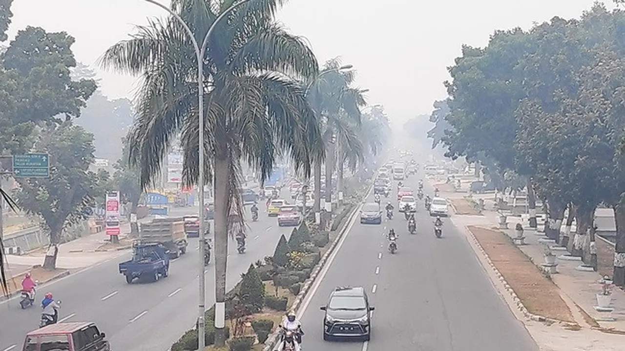 Kabut asap pekat yang menyelimuti Pekanbaru membuat aktivitas pendidikan lumpuh.