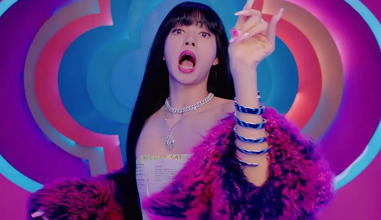 Dalam video klip Ice Cream adalah kalung BVLGARI Serpenti yang dikenakan Lisa, dijual seharga Rp500 jutaan.