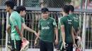 Pemain Timnas Indonesia U-22, Witan Sulaeman, berbincang dengan rekannya saat latihan di Lapangan ABC, Senayan, Jakarta, Sabtu (12/1). Witan menjadi pemain termuda dalam pemusatan latihan dan seleksi Timnas Indonesia U-22 dengan usia 17 tahun. (Bola.com/M