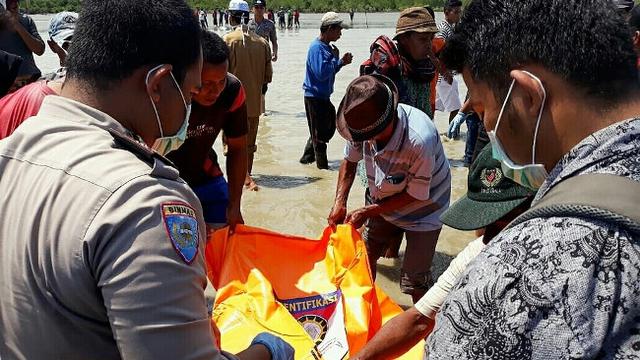 Penemuan salah satu jenazah terapung di Selat Malaka oleh nelayan