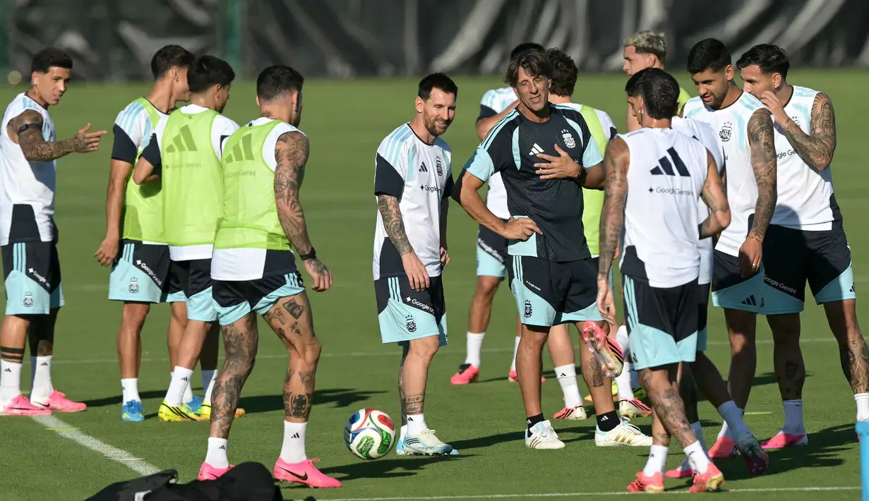 Penyerang Argentina Lionel Messi (tengah kiri) dan pelatih kebugaran Luis Martin (tengah kanan) berbicara selama sesi latihan untuk turnamen sepak bola Piala Dunia 2026 di Pusat Pelatihan Sporting KC, Kansas City pada Kamis 11 Juni 2026. (JUAN MABROMATA/AFP)