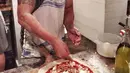 Phil Duncan memiliki impian untuk membuka restoran pizza. Saat ini, pria tampan itu fokus pada petualangannya mencari pizza terbaik untuk belajar resepnya juga. (instagram.com/phil.duncan)