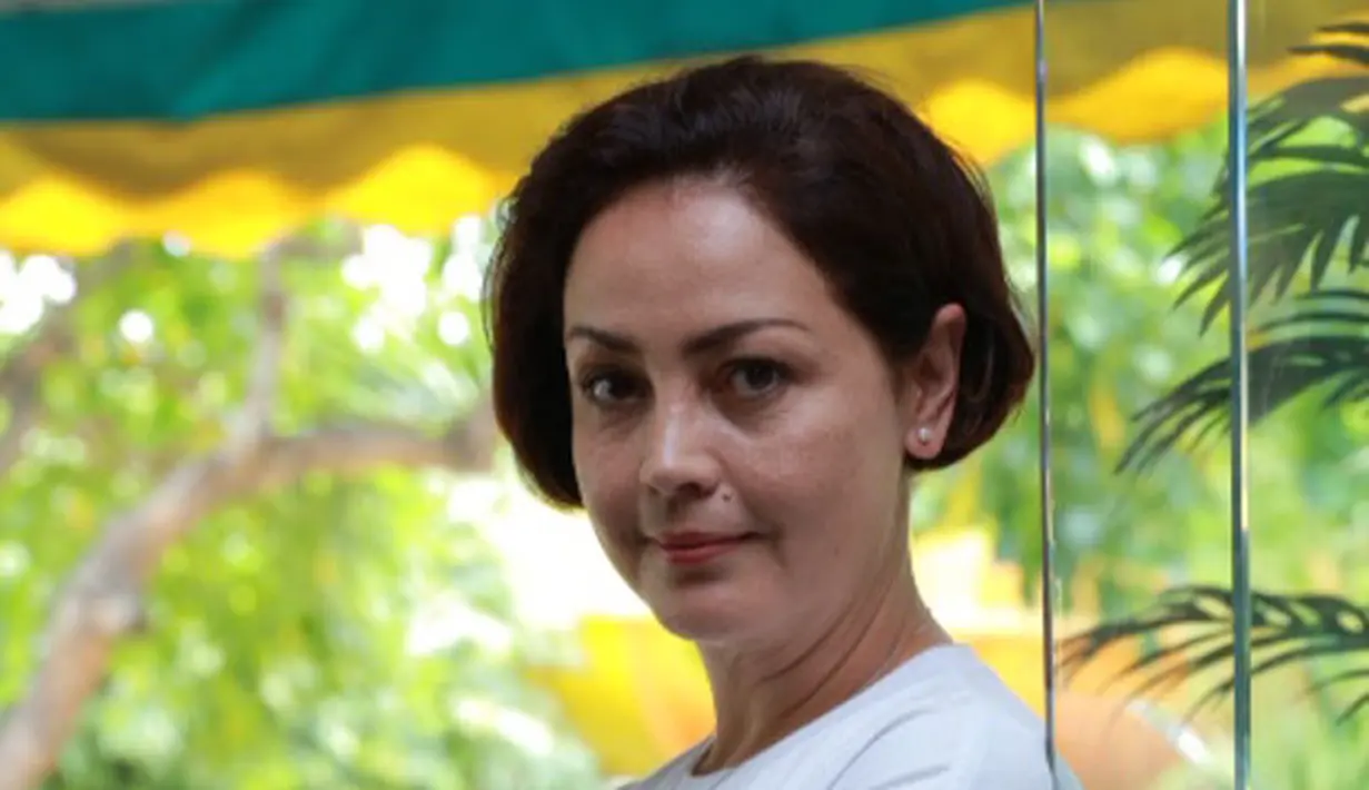 Sebagai single parent perempuan berusia 47 tahun itu harus membesarkan putra dan putrinya. Perhatian dan komunikasi selalu di jaga. Setiap ada pekerjaan selalu bilang dan minta doa dari anak-anaknya. (Galih W. Satria/Bintang.com)