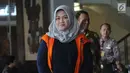 Bupati nonaktif Bekasi Neneng Hasanah Yasin usai menjalani pemeriksaan lanjutan di Gedung KPK, Jakarta, Jumat (8/2). Pemeriksaan lanjutan ini dilakukan untuk mendalami kasus dugaan suap izin proyek pembangunan Meikarta. (Merdeka.com/Dwi Narwoko)