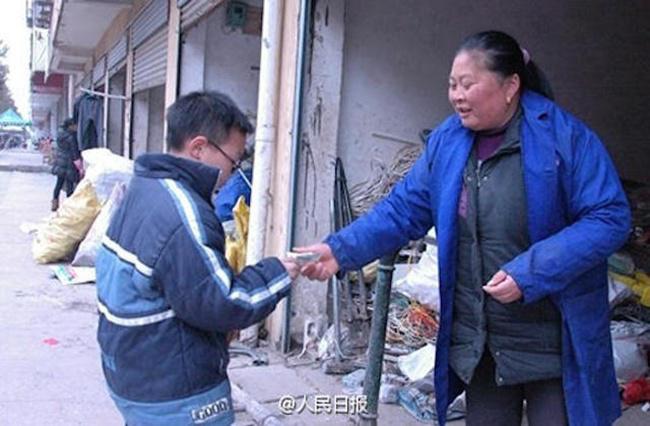 Mo mendapatkan uang dari barang bekas dagangannya | Photo: Copyright shanghaiist.com