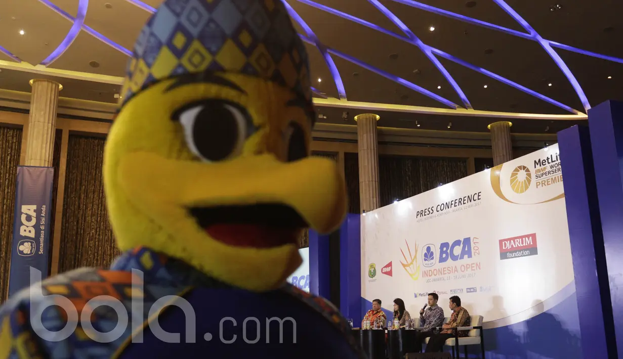 Aksi maskot dalam jumpa pers BCA Indonesia Open 2017 yang didukung oleh Bakti Olahraga Djarum Foundation di Hotel Kempinski, Jakarta, Senin (22/5/2017). (Bola.com/Vitalis Yogi Trisna)