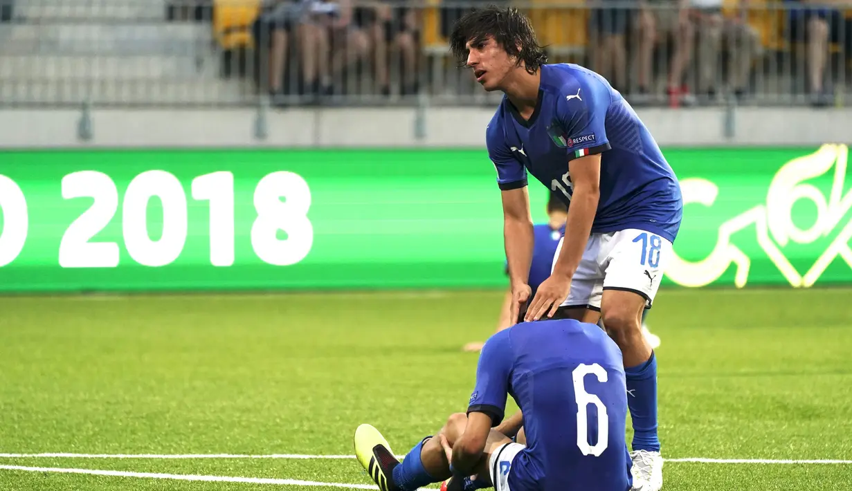 Gelandang Italia, Sandro Tonali (kanan) memberi semangat rekannya Davide Betella usai bertanding melawan Polandia pada pertandingan semifinal UEFA European Under-19 Championship 2018 di Seinäjoki, Finlandia pada 29 Juli 2018. Tonali akan memakai nomor 8 di AC Milan. (Timo Aalto/Lehtikuva/AFP)