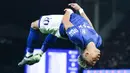 Pemain Ipswich Town, Omari Hutchinson, melakukan selebrasi salto setelah mencetak gol ke gawang Chelsea. Omari Hutchinson sendiri adalah mantan pemain The Blues. (AP Photo/Richard Pelham)