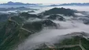Foto dari udara menunjukkan Tembok Besar China seksi Jinshanling yang diselimuti kabut pagi di wilayah Luanping, Kota Chengde, Provinsi Hebei, China, 10 Agustus 2020. (Xinhua/Zhou Wanping)