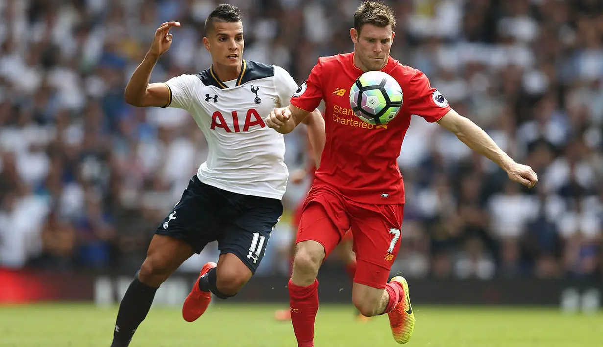 Gelandang Liverpool, James Milner, berusaha mengamankan bola dari gelandang Tottenham, Erik Lamela. Bermain sebagai tamau The Reds lebih menguasai jalannya laga dengan penguasaan bola 52 persen. (AFP/Justin Tallis)