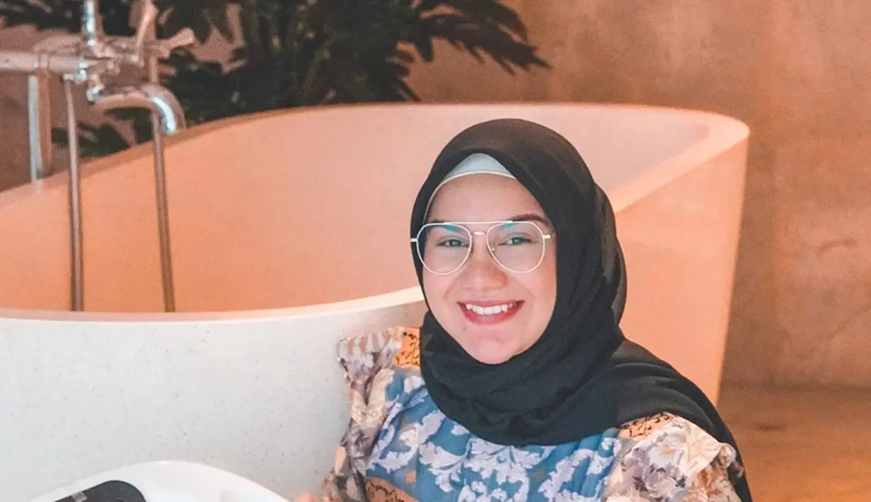 Wanita yang dikenal sebagai aktris sinetron ini memang selalu tampil cantik dengan berbagai riasan. Ia semakin cantik dengan kacamata berwarna bening.(Liputan6.com/IG/@_irishbella_)