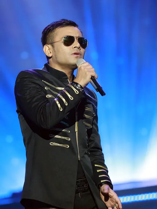 "Wah iya, kan aku paling suka kalau acara-acara resmi menggunakan batik. Kalau nyanyi, pakai batik juga kan keren, sekarang udah ada desain-desain batik yang keren juga kok," jelas suami Duma Riris ini. (Deki Prayoga/Bintang.com)