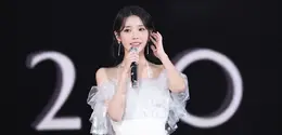 Melalui akun Instagram, wanita yang dikenal sebagai aktris sekaligus penyanyi ini mengumumkan mengenai konser tur dunia. Dalam unggahannya, wanita kelahiran 16 Mei 1993 ini akan menggelar konser di beberapa negara di Asia, Eropa dan Amerika. (Liputan6.com/IG/@dlwlrma)