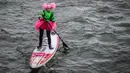 Seorang peserta mengenakan saat lomba dayung sambil berdiri pada edisi ke-10 Nautic Paddle Race di Sungai Seine, Paris, Minggu (8/12/2019). Sekitar 1000 pesaing ikut serta dalam lomba sejauh 11 kilometer menyeberangi sungai Seine dengan pemandangan kota Paris. (Photo by Olivier MORIN / AFP)