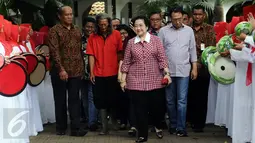 Ketua Umum PDI-P Megawati Soekarnoputri (tengah bersama keluarga menuju TPS 027 Kebagusan untuk menggunakan hak pilihnya pada Pilkada DKI Jakarta putaran 2, Rabu (19/4). (Liputan6.com/Helmi Fithriansyah)
