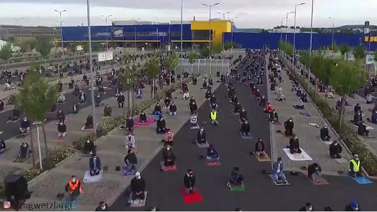Pakai Lapangan Parkir, 700 Orang di Jerman Salat Id Berjamaah Sambil Social Distancing