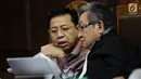 Terdakwa dugaan korupsi proyek e-KTP Setya Novanto (kiri) berbincang dengan kuasa hukumnya saat mengikuti sidang lanjutan di Pengadilan Tipikor, Jakarta, Senin (15/1). Sidang bergaendakan mendengar keterangan saksi. (Liputan6.com/Helmi Fithriansyah)