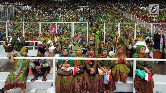 Ribuan kader Muslimat NU saat menghadiri Harlah ke-73 Muslimat NU di SUGBK, Jakarta, Minggu (27/1). Selain kader, acara ini juga turut dihadiri Presiden Joko Widodo atau Jokowi dan sejumlah tokoh. (Liputan6.com/JohanTallo)