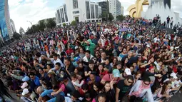 Pengunjung berkumpul di pinggir jalan untuk melihat parade "Day of the Dead" di Mexico City, Meksiko, Sabtu, (29/10). Festival kematian di Meksiko diselenggarakan setiap tahun di awal November. (REUTERS / Carlos Jasso)