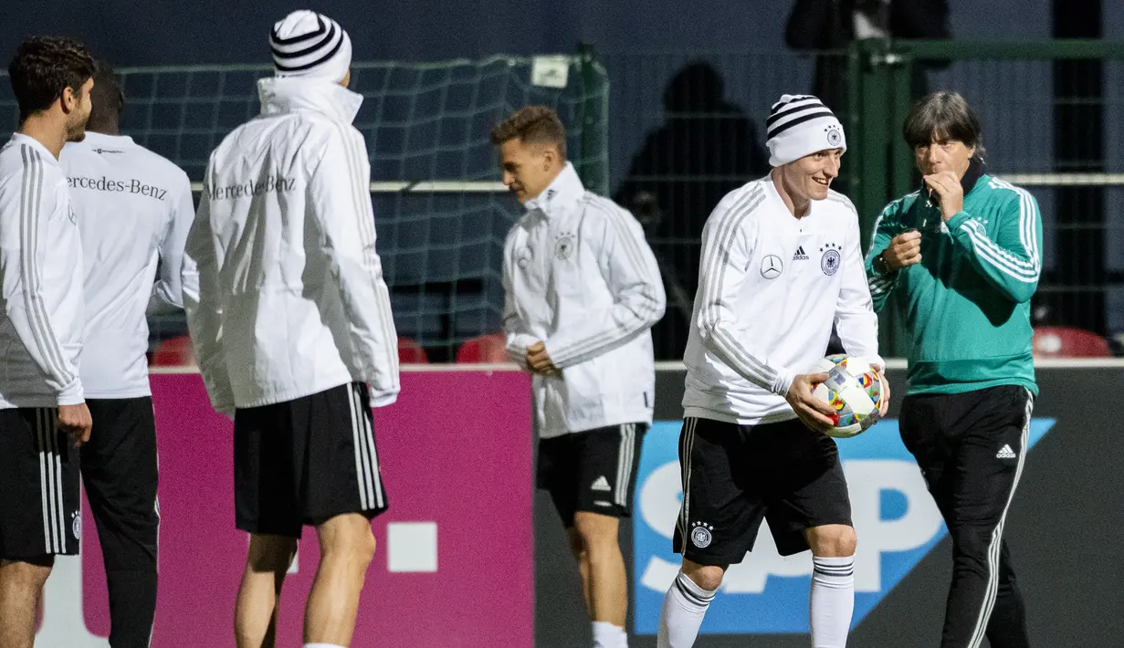 Timnas Jerman akan melakukan perombakan skuad jelang laga kontra Rusia yang berlangsung  di stadion Red Bull Arena, Leipzig, Jumat (16/11). (AFP/Robert Michael)