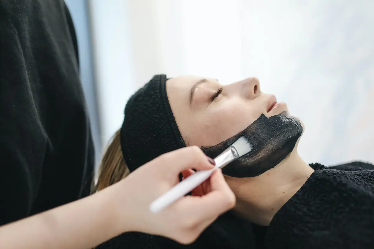 Menggunakan Masker Charcoal