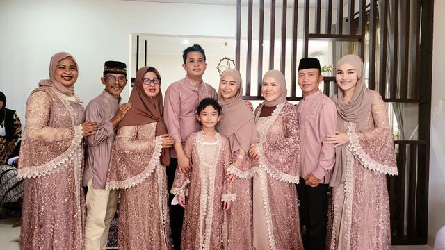 Ayu Ting Ting mengenakan hijab saat hadir dalam syukuran rumah baru Assyifa Nuraini sang adik (Foto: Instagram @ayutingting92)