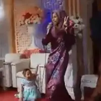 Ibu ini asyik nyanyi sambil joget, anaknya dibiarkan menangis. (Sumber Foto: Facebook)