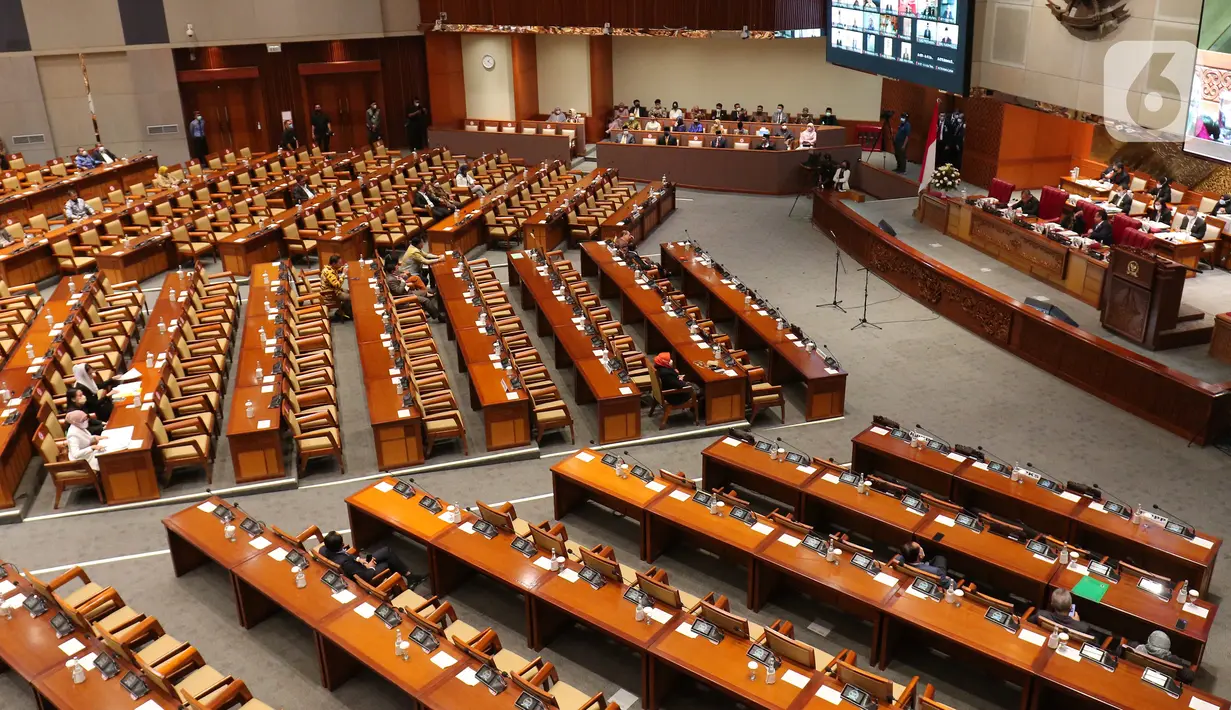 Suasana Rapat Paripurna DPR ke-25 Masa Persidangan V Tahun 2021-2022 di Kompleks Parlemen, Jakarta, Selasa (14/6/2022). Dalam rapat Paripurna tersebut DPR menetapkan tiga calon anggota DKPP periode 2022-2027 cyaitu Muhammad Tio Aliansyah, Ratna Dewi Pettalolo, I Dewa Kade Wiarsa Raka Sandi. (Liputa6.com/Angga Yuniar)