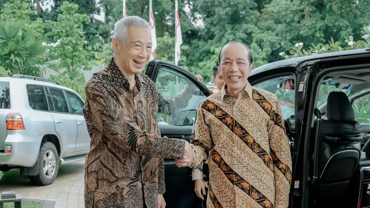 Presiden RI ketujuh Joko Widodo atau Jokowi melakukan pertemuan dengan mantan Perdana Menteri (PM) Singapura Lee Hsien Loong.