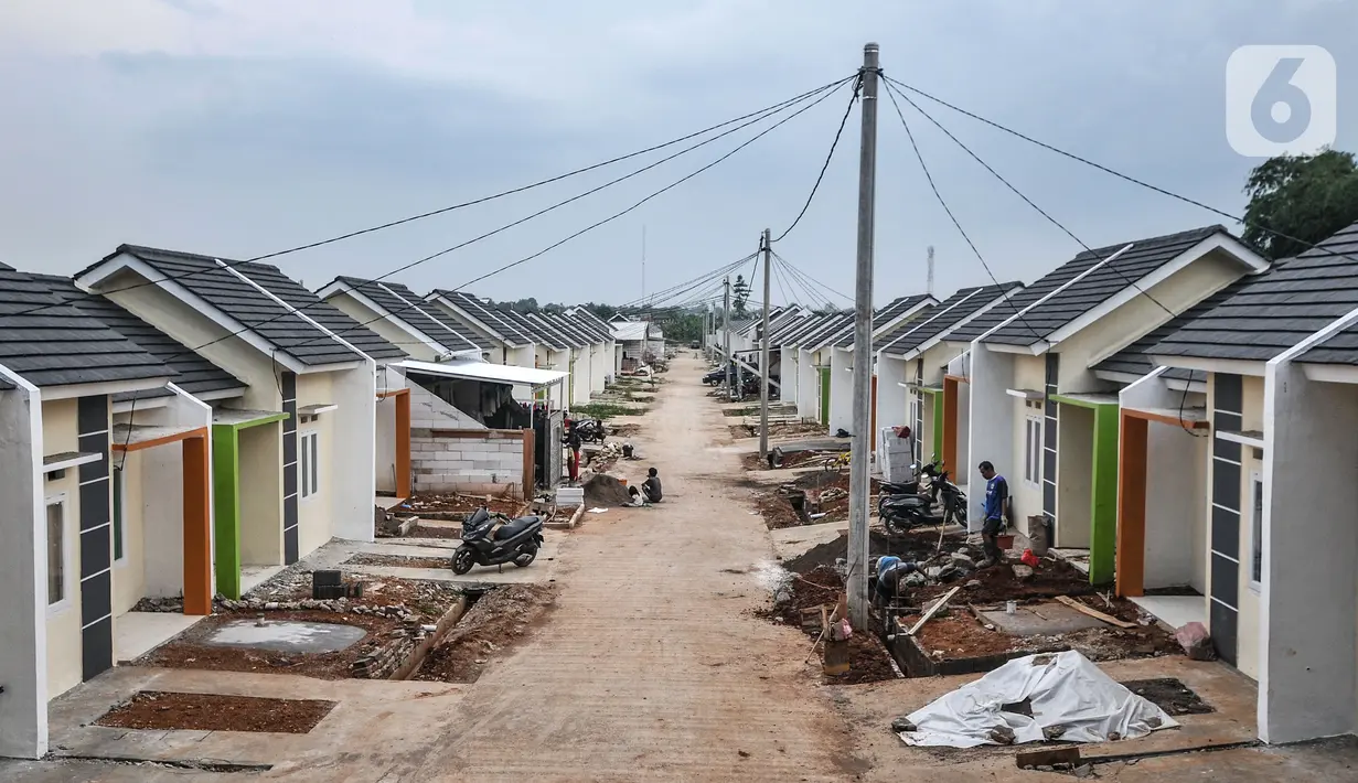 Aktivitas pekerja saat menyelesaikan pembangunan rumah subsidi di Klapanunggal, Kabupaten Bogor, Jawa Barat, Rabu (16/6/2021). Kementerian Pekerjaan Umum dan Perumahan Rakyat (PUPR) menargetkan 380.376 unit bantuan pembiayaan perumahan subsidi pada Tahun Anggaran 2021. (merdeka.com/Iqbal S. Nugroho)