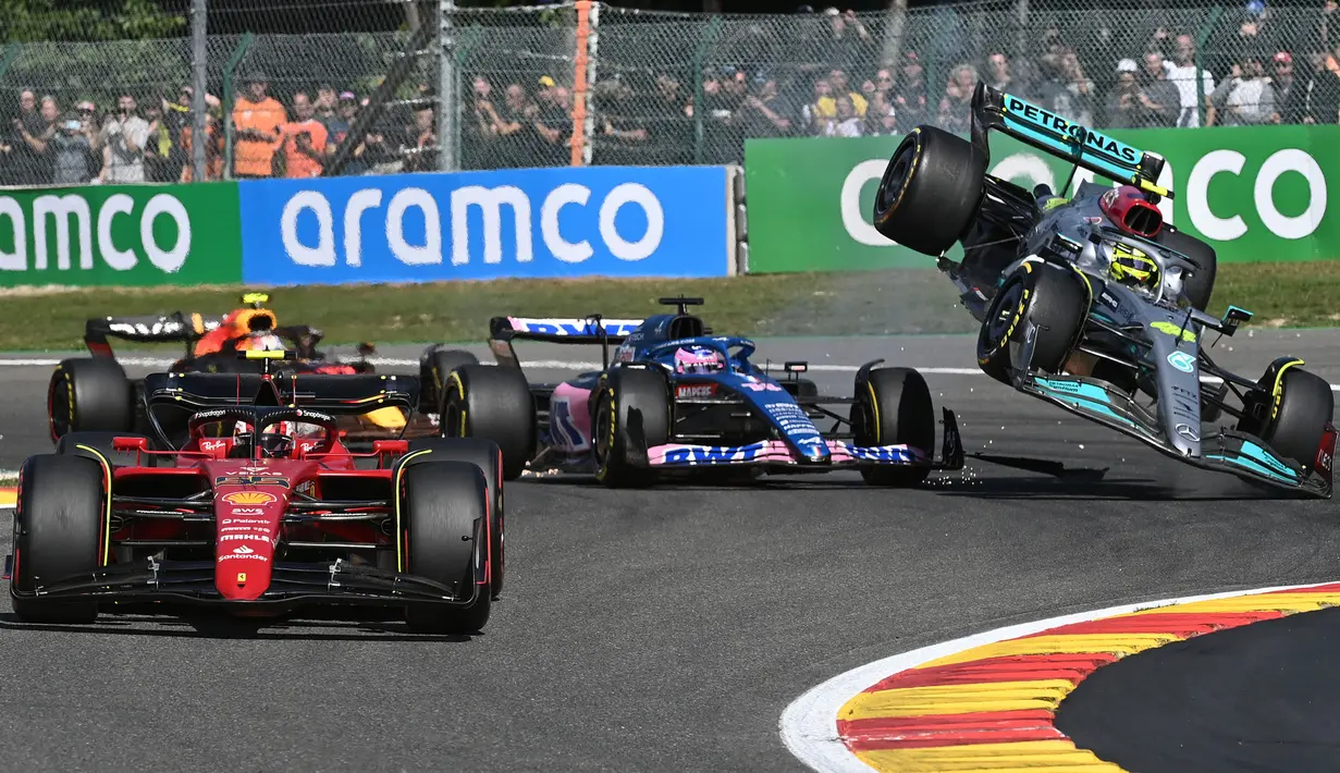Verstappen membuat start yang impresif. Ia mampu melesat ke depan dan memanfaatkan kekacauan akibat dua kecelakaan yang melibatkan Lewis Hamilton dan Fernando Alonso serta Nicholas Latifi dan Valtteri Bottas yang memicu intervensi saftey car. (AFP/John Thys)