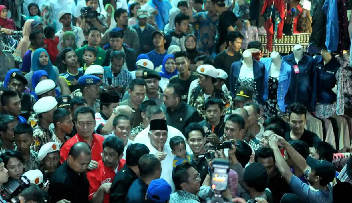 Hatta Rajasa melakukan kunjungan ke pasar tradisional Rau di Serang, Banten  (Liputan6.com/Johan Tallo)