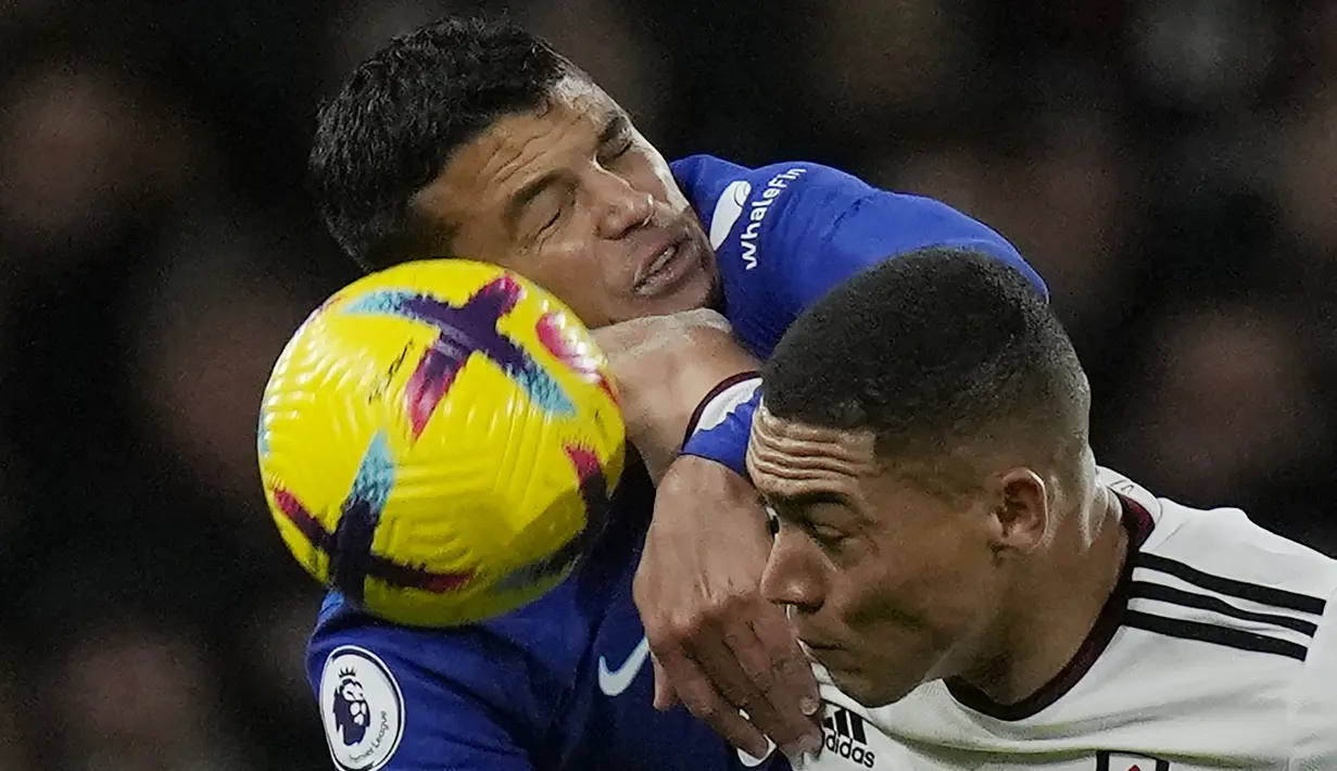 Bek Chelsea Thiago Silva berebut bola dengan penyerang Fulham Carlos Vinicius pada laga tunda pekan ke-7 Premier League 2022/2023 di Craven Cottage, Jumat (13/1/2023) WIB. Kali ini, Chelsea tumbang 1-2 dari Fulham. (AP Photo/Alastair Grant)