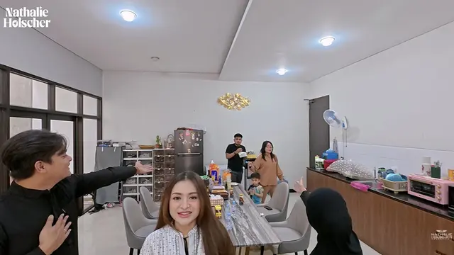 Ruang Makan dan Dapur Rumah Nathalie Holscher