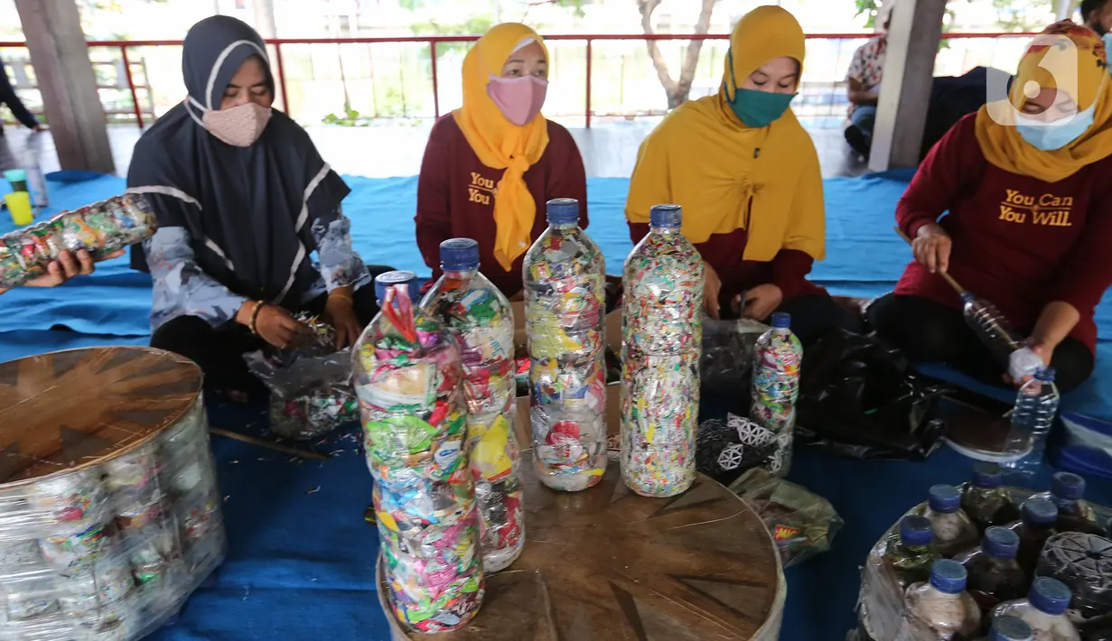 Warga penggiat bank sampah mengolah kerajinan 'eco brick' dari limbah sampah kemasan dan botol plastik di Pulau Harapan, Kabupaten Kepulauan Seribu Jakarta, Sabtu (22/5/2021). Kegiatan yang didukung Yayasan Kehati dan DCA bertujuan untuk mengurangi volume sampah plastik. (Liputan6.com/Fery Pradolo)