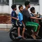 Warga menggunakan sepeda motor melintasi jalan Bintaro Permai, Jakarta, Rabu (15/6/2022). Korps Lalu Lintas (Korlantas) Polri menghimbau kepada masyarakat khususnya pengguna motor untuk tidak menggunakan sandal dan celana pendek saat berkendara dikarenakan,sandal jepit tidak akan melindungi bagian kaki pengendara. (Liputan6.com/Johan Tallo)