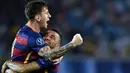 Bintang Barcelona, Lionel Messi, digendong rekannya Dani alves usai membobol gawang Sevilla pada laga Piala Super UEFA di Tbilisi, Georgia, Selasa (11/8/2015). (AFP/Kirill Kudryavtsev)