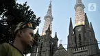 Barisan Ansor Serbaguna Nahdlatul Ulama (Banser NU) melintas di depan Gereja Katedral, Jakarta, Rabu (25/12/2019). Puluhan personel Banser NU dikerahkan oleh GP Ansor untuk membantu pengamanan di Gereja Katedral Jakarta pada perayaan Natal 2019. (merdeka.com/Iqbal S Nugroho)