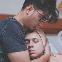 Potret mengharukan Nycta Gina jelang melahirkan dibagikan di akun Instagram. "BUKAAN MOMENT" pasangan ini memberikan keterangan dalam 9 foto yang dibagikan. (Instagram/missnyctagina)