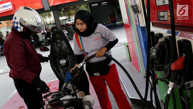 Petugas mengisi Bahan Bakar Minyak (BBM) ke kendaraan konsumen di SPBU Abdul Muis, Jakarta, Senin (2/7). PT Pertamina (Persero) secara resmi menaikkan harga Pertamax Cs akibat terus meningkatnya harga minyak dunia. (Liputan6.com/Johan Tallo)