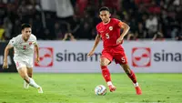 Bek sekaligus kapten Timnas Indonesia, Rizky Ridho menguasai bola saat menghadapi Vietnam pada laga Grup F kualifikasi Piala Dunia 2026 Zona Asia di Stadion Utama Gelora Bung Karno (SUGBK), Senayan, Jakarta, Kamis (21/3/2024). (Bola.com/Bagaskara Lazuardi)